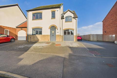 4 bedroom detached house for sale, Pymhurst Crescent, Wawne, Hull, HU7 5EU