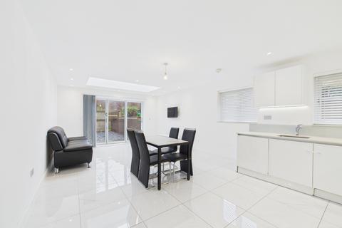 4 bedroom end of terrace house to rent, Amersham Road, High Wycombe, Buckinghamshire, HP13 5AA