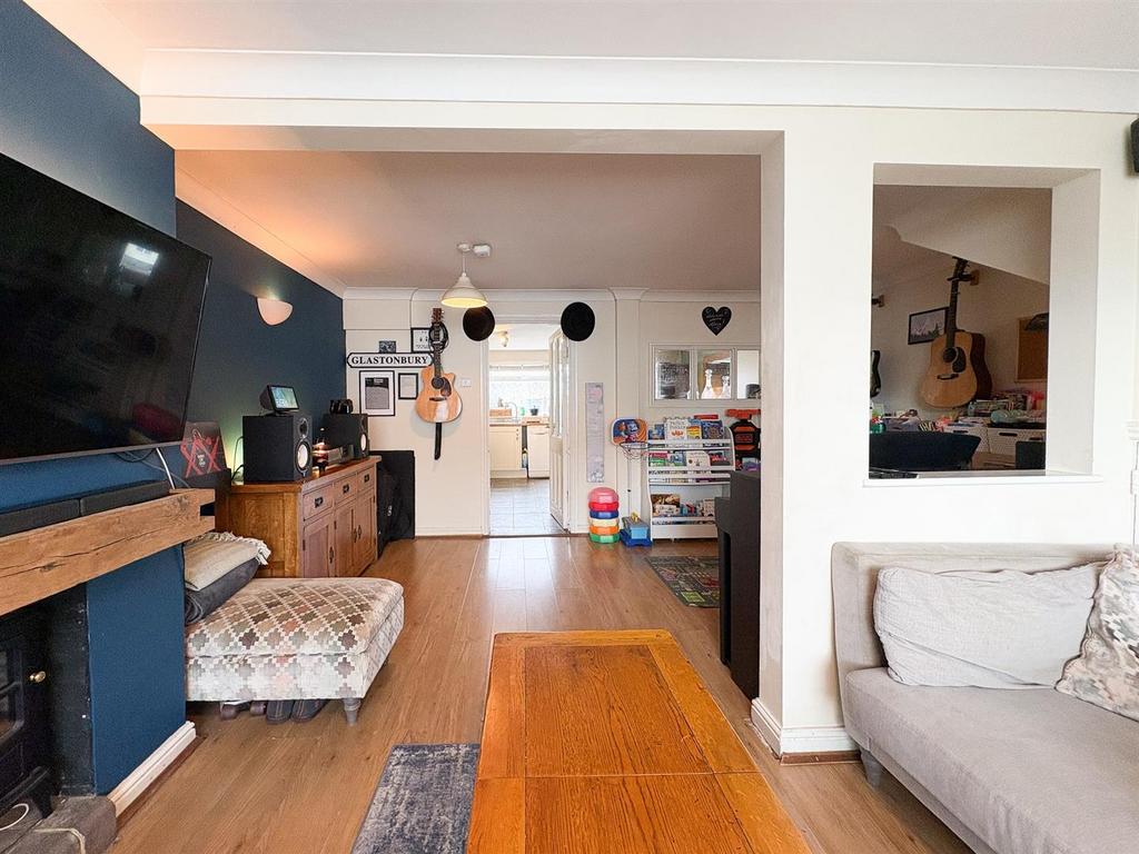 Living room-2.jpg