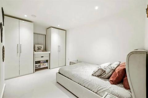 3 bedroom apartment to rent, Wilkinson Close, London, NW2