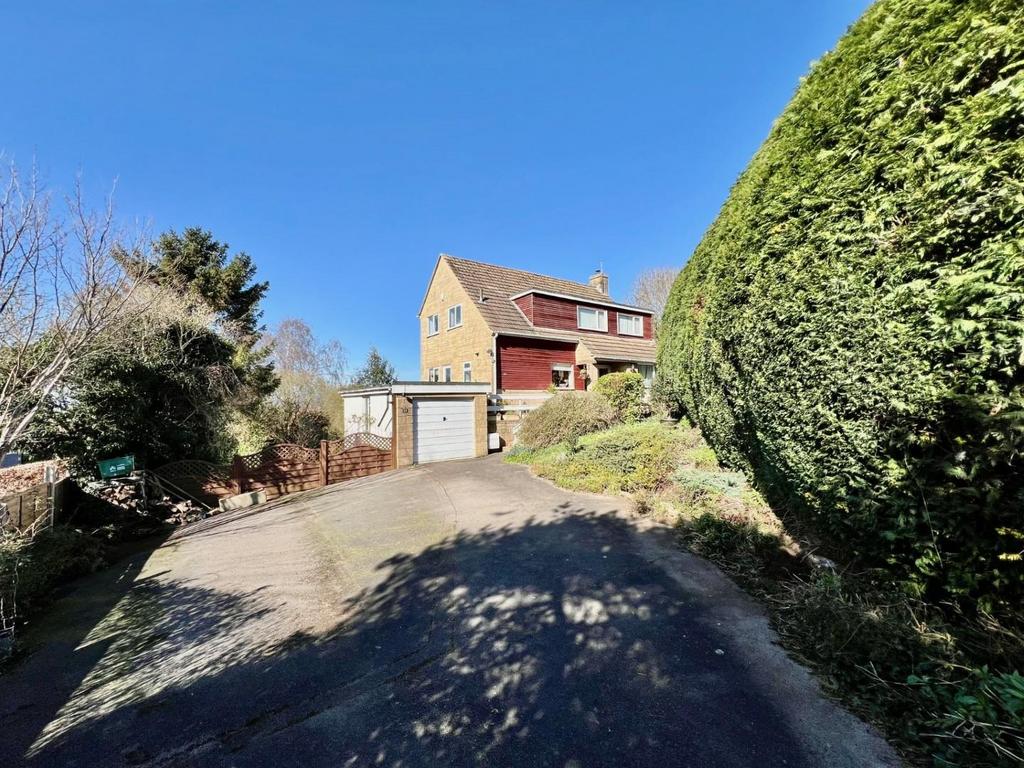 Orchard Leaze - front drive.jpeg