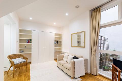 Studio to rent, Queens Gate, South Kensington, London, SW7