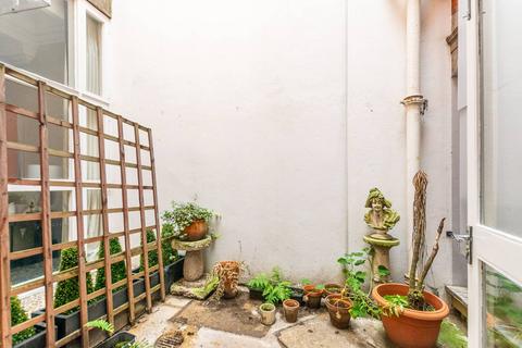 Studio to rent, Queens Gate, South Kensington, London, SW7