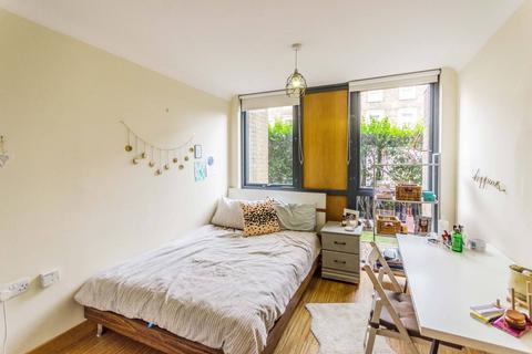 2 bedroom flat to rent, Altair Court, Islington, London, N1