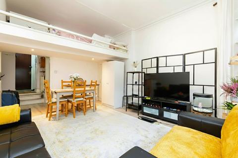 Studio to rent, Warwick Avenue, London W9