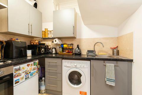 Studio to rent, Warwick Avenue, London W9