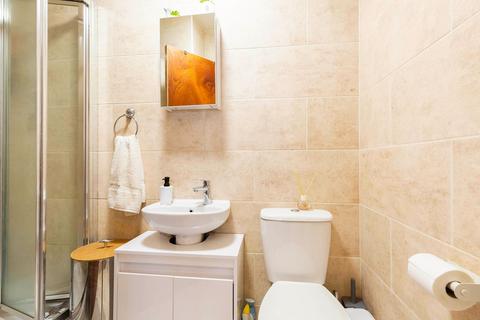 Studio to rent, Warwick Avenue, London W9