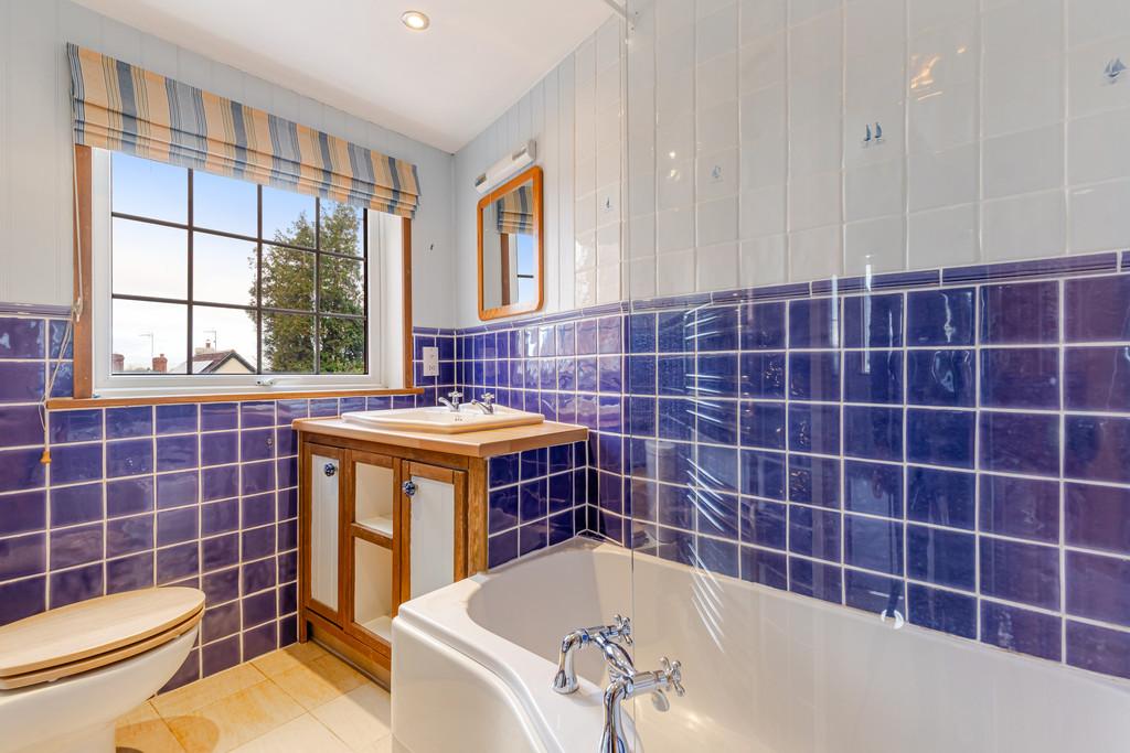 A25 - Broadway, Meadowside, Woodbury - 260128
