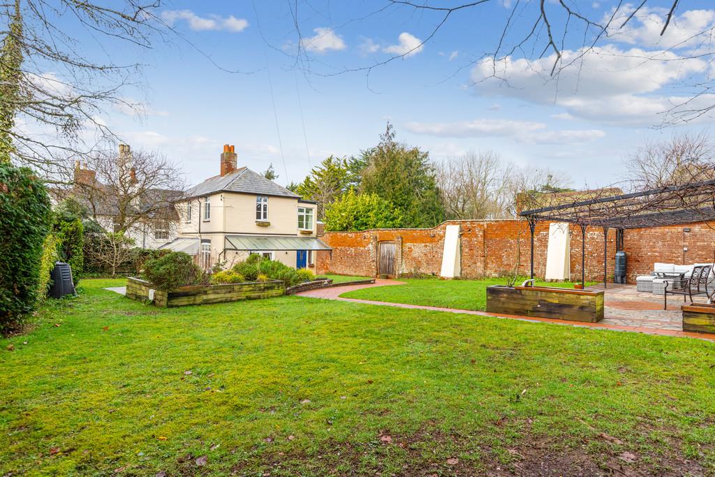 A06 - Broadway, Meadowside, Woodbury - 260128