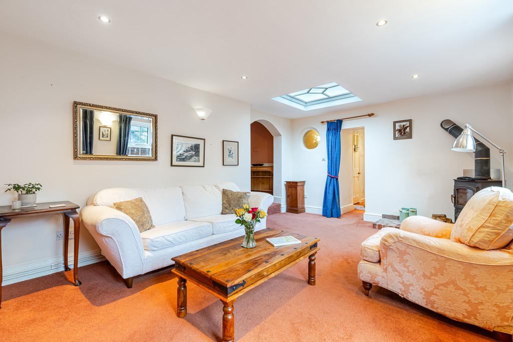 A16 - Broadway, Meadowside, Woodbury - 260128