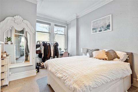 4 bedroom flat to rent, Clapham Mansions, London SW4