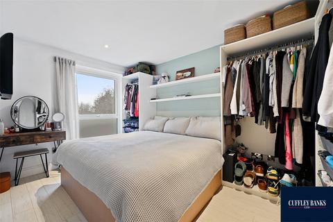 2 bedroom apartment for sale, Aylsham Drive, Ickenham, Middlesex, UB10
