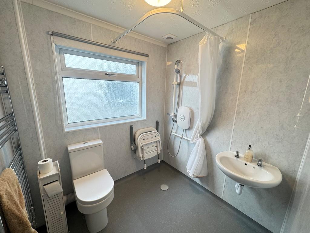 52 Windward Close Wet Room