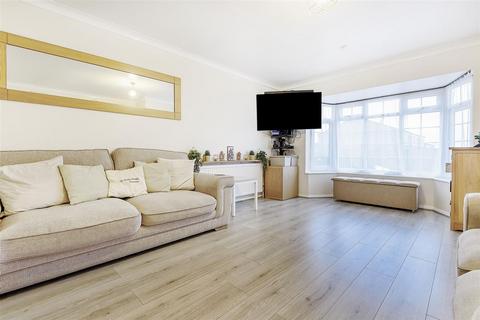 3 bedroom terraced house to rent, Chantry Road, Chessington, KT9