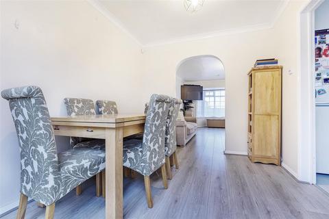 3 bedroom terraced house to rent, Chantry Road, Chessington, KT9