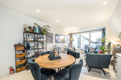 2 bedroom flat for sale, Elmfield Road, London SW17