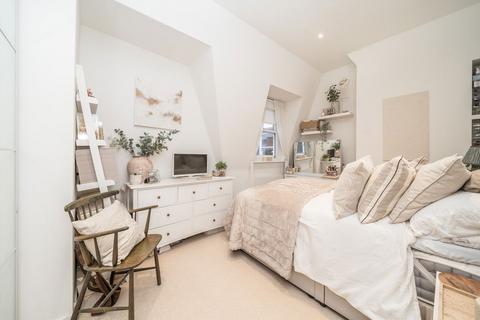 2 bedroom flat for sale, Elmfield Road, London SW17