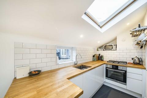 2 bedroom flat for sale, Carminia Road, London SW17