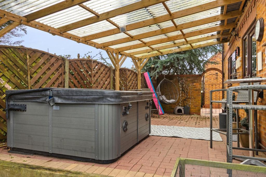 Hottub - Side Garden