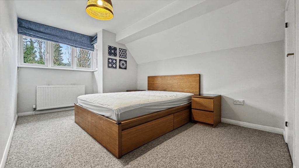 Bright, well-presented double bedroom with a wo...
