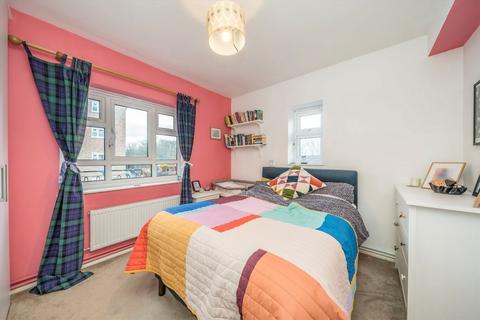 2 bedroom flat for sale, Horne Way, London SW15