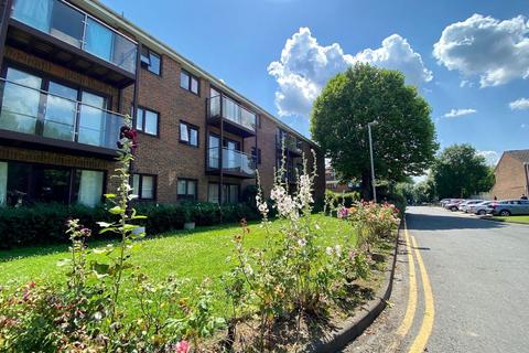 2 bedroom flat to rent, Cardinal Close, Reading RG4