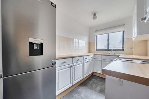2 bedroom flat to rent, Cardinal Close, Reading RG4