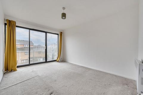 2 bedroom flat to rent, Cardinal Close, Reading RG4