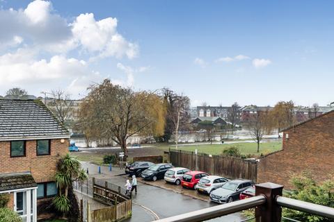 2 bedroom flat to rent, Cardinal Close, Reading RG4