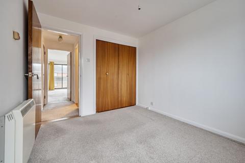 2 bedroom flat to rent, Cardinal Close, Reading RG4