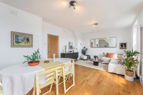 4 bedroom flat to rent, Camden Road, London