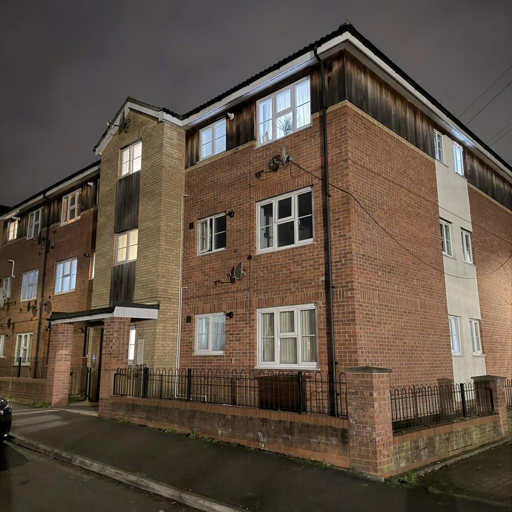Purpose-Built Apartment   Two Bedrooms   Long Lea