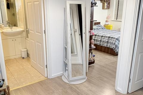 2 bedroom flat for sale, Pursers Court Slough SL2 5DL