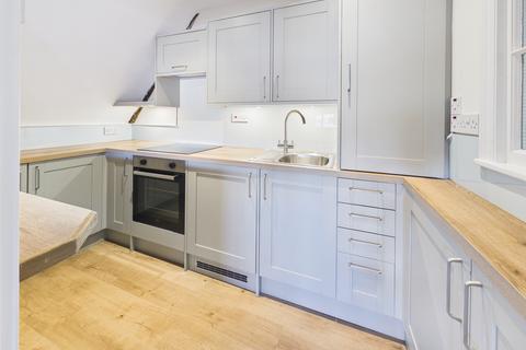 3 bedroom flat to rent, Palace Street, Canterbury