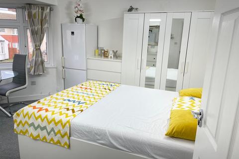 undefined, Connaught Avenue, Hounslow TW4