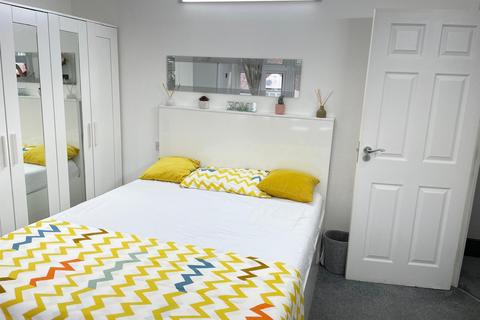 undefined, Connaught Avenue, Hounslow TW4