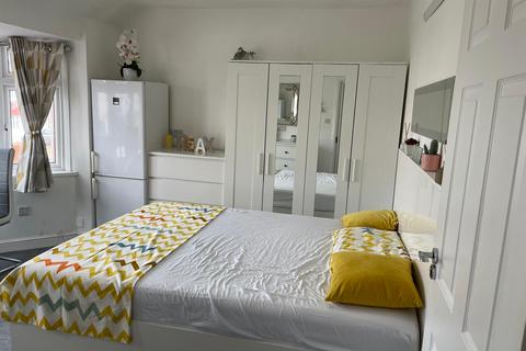 undefined, Connaught Avenue, Hounslow TW4