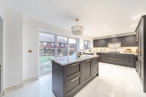 4 bedroom detached house for sale, Barbel Gardens, Bedford MK40