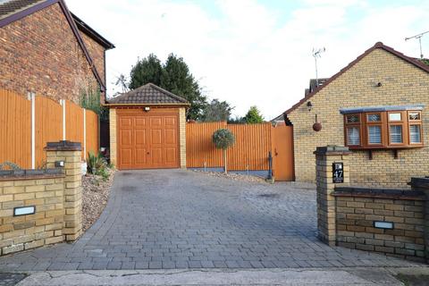 2 bedroom detached bungalow for sale, St Marys Drive, Benfleet, SS7