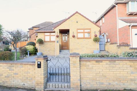 2 bedroom detached bungalow for sale, St Marys Drive, Benfleet, SS7