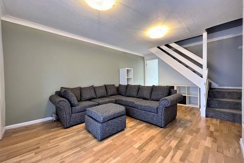 2 bedroom end of terrace house to rent, Aspen Close, London W5