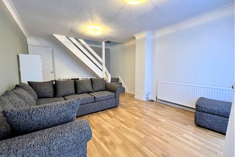 2 bedroom end of terrace house to rent, Aspen Close, London W5