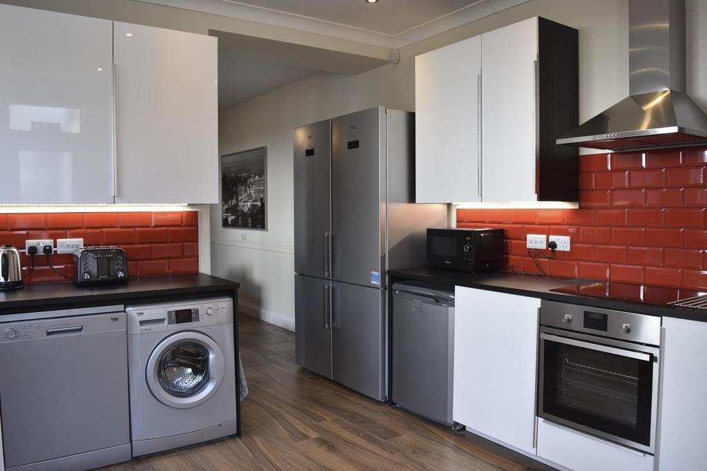 Kitchen 2.jpg