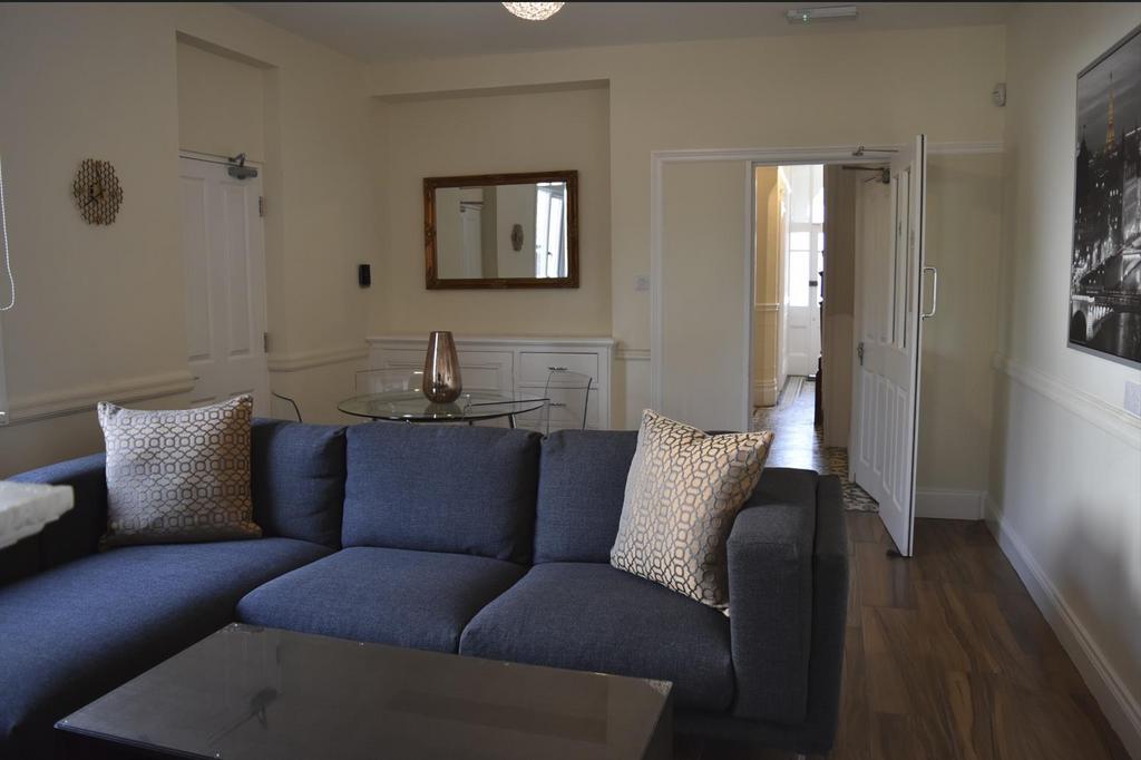 Living Room 1.jpg