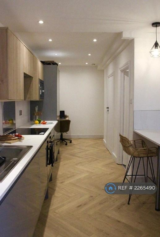Kitchen &amp; Breakfast Bar