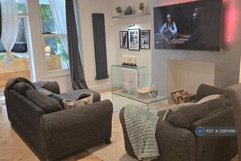 3 bedroom flat to rent, Sinclair Road, London, W14