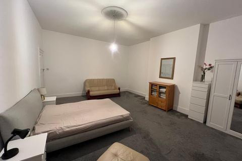 1 bedroom in a house share to rent, Alkham Road, London N16