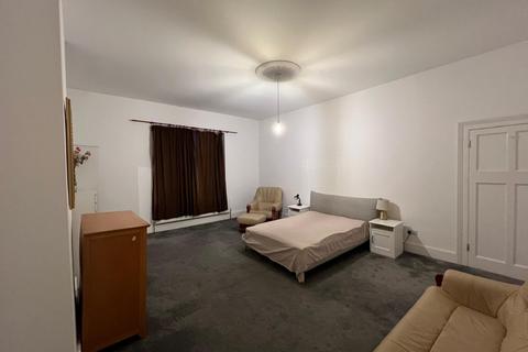 1 bedroom in a house share to rent, Alkham Road, London N16