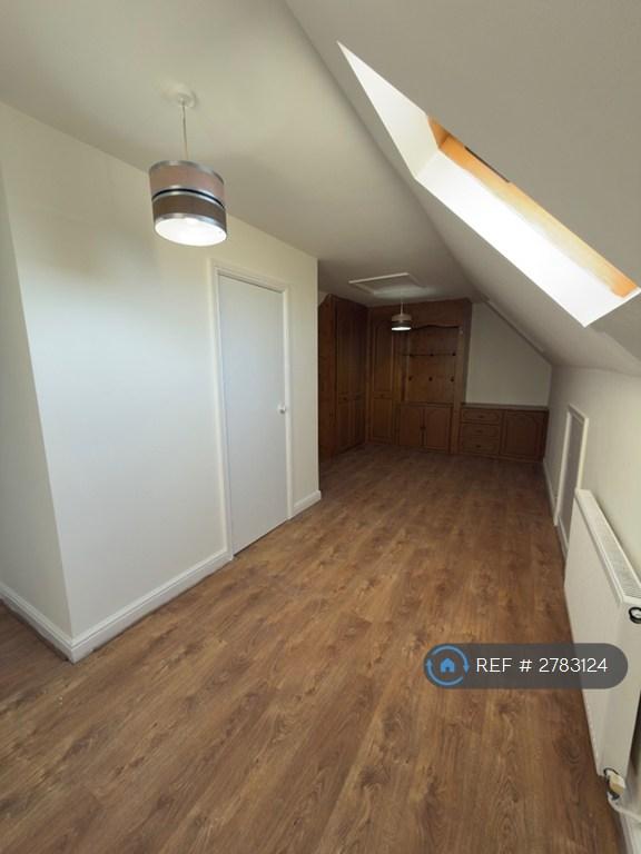 Master Bedroom (Angle 2)