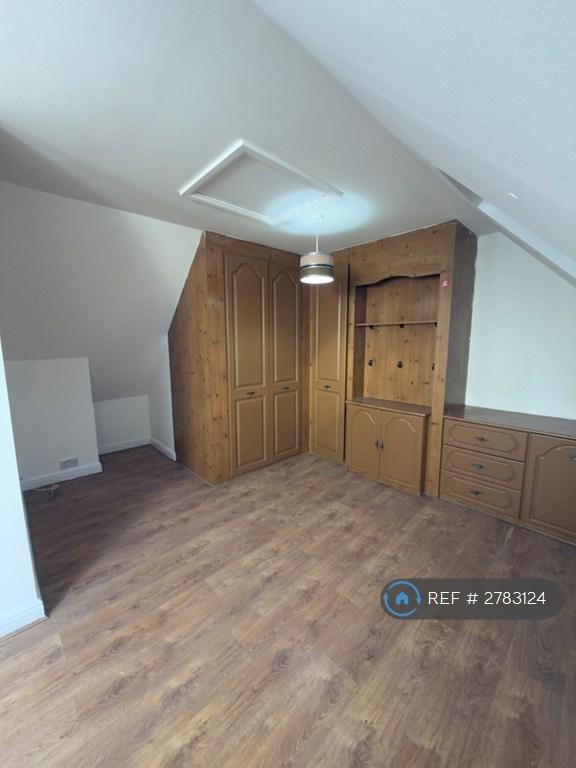 Master Bedroom (Built In Wardobe)
